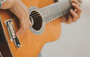 Aprende a tocar la guitarra de forma rápida y sencilla