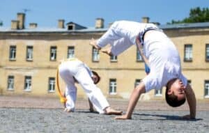 Capoeira al Alcance de tu Mano: Bailar al Ritmo Brasileño