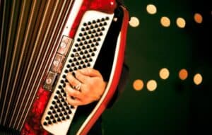 Aprenda a tocar el acordeón en casa