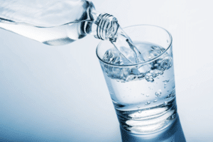 ¿Tiene usted el problema de olvidarse de beber agua?